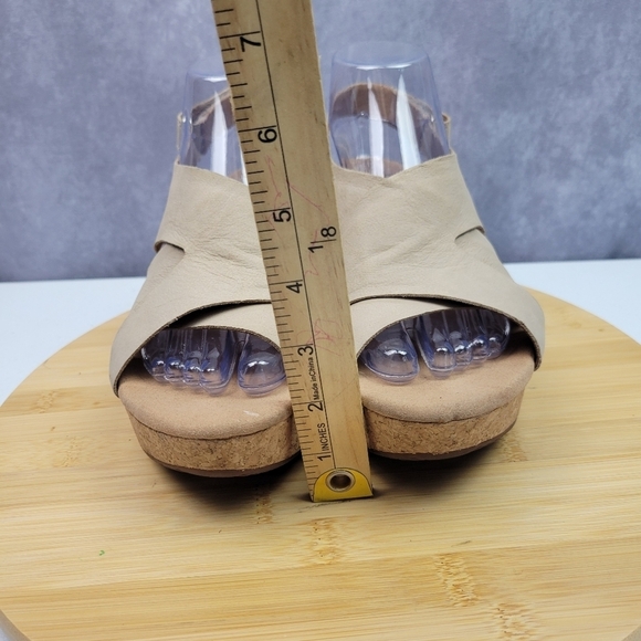 Clarks Soft Cushion Side Buckle Tan Faux Leather Cork Wedge Sandals‎ Sz 9.5 M - Picture 7 of 14